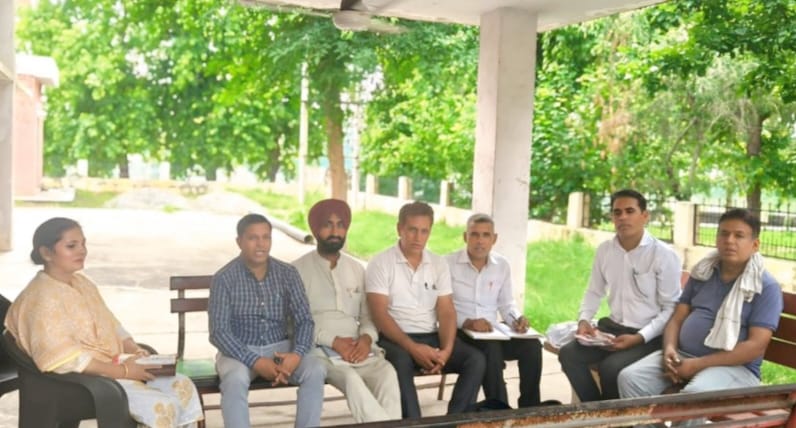 मांगों को लेकर बैठक करते अध्यापक। विज्ञप्ति