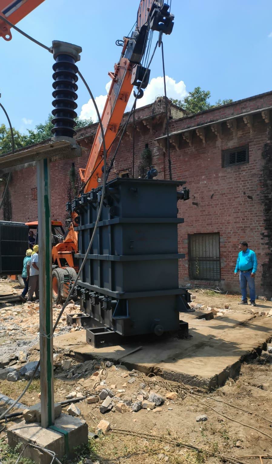 महायोजना कॉलोनी में गिरा पेड़ एवं ऐशबाग उपकेंद्र में लगाया गया ट्रांसफार्मर। महायोजना कॉलोनी में गिरा पेड़ एवं ऐशबाग उपकेंद्र में लगाया गया ट्रांसफार्मर।