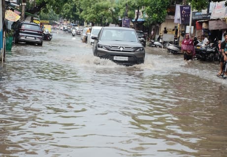 ओल्ड फरीदाबाद रेलवे अंडरपास में भरा बारिश का पानी ।संवाद
