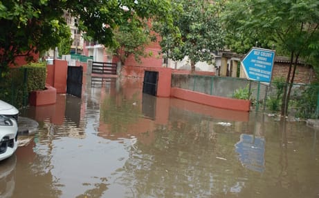 ओल्ड फरीदाबाद रेलवे अंडरपास में भरा बारिश का पानी ।संवाद