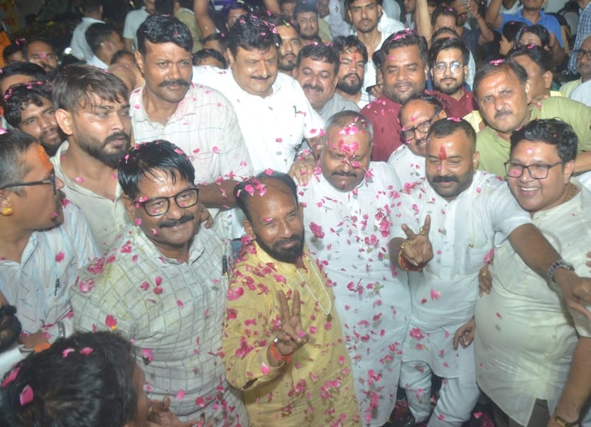 पूरन लाल लोधी का स्वागत करते भाजपाई पूरन लाल लोधी का स्वागत करते भाजपाई