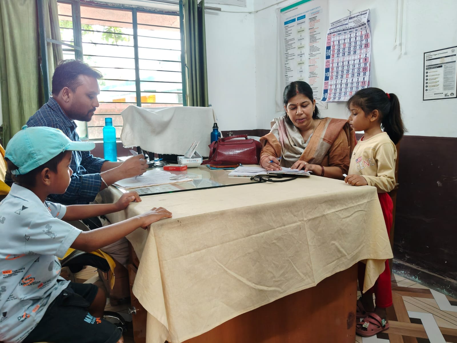 प्राथमिक स्वास्थ्य केंद्र पर मरीजों को इलाज करते  जाच करते डाॅ. संजय कुमार ।संवाद