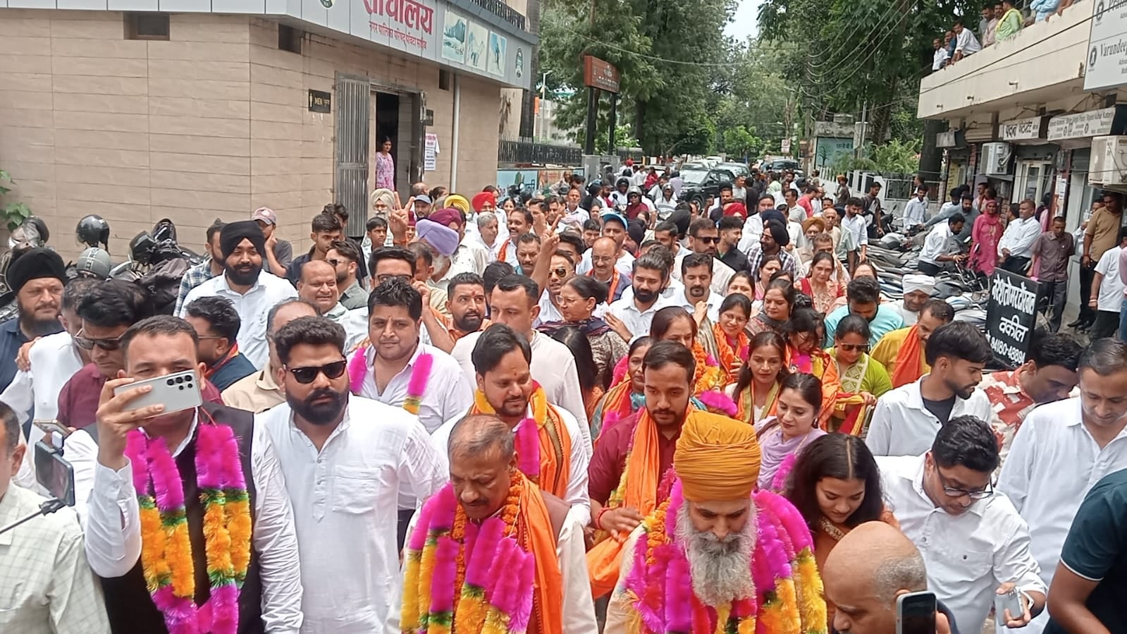 पांवटा साहिब नगर परिषद की नवनिर्वाचित अध्यक्ष निर्मल कौर, उपाध्यक्ष  इंद्रजीत सिंह मिक्का अपने 