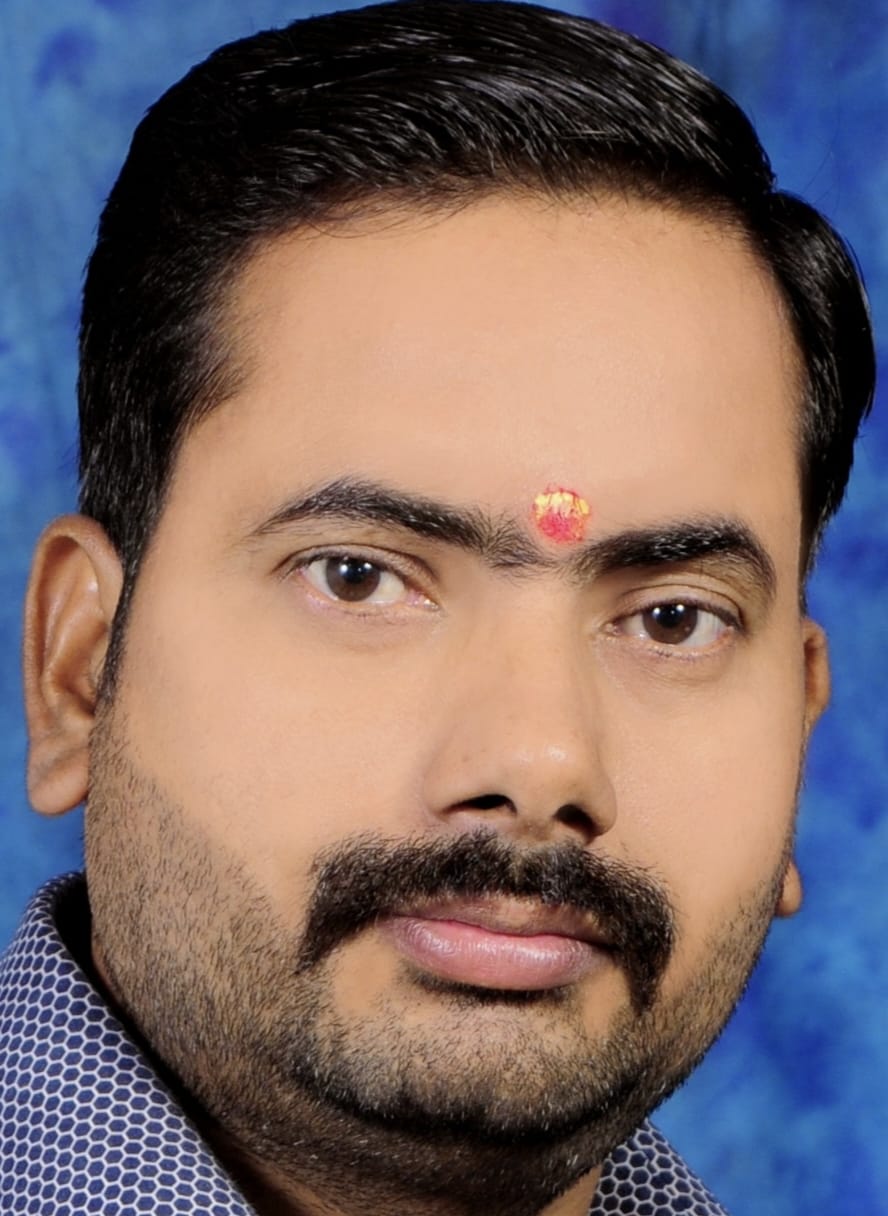 राजकीय कन्या इंटर कॉलेज के सामने वाली जर्जर सड़क। संवाद राजकीय कन्या इंटर कॉलेज के सामने वाली जर्जर सड़क। संवाद
