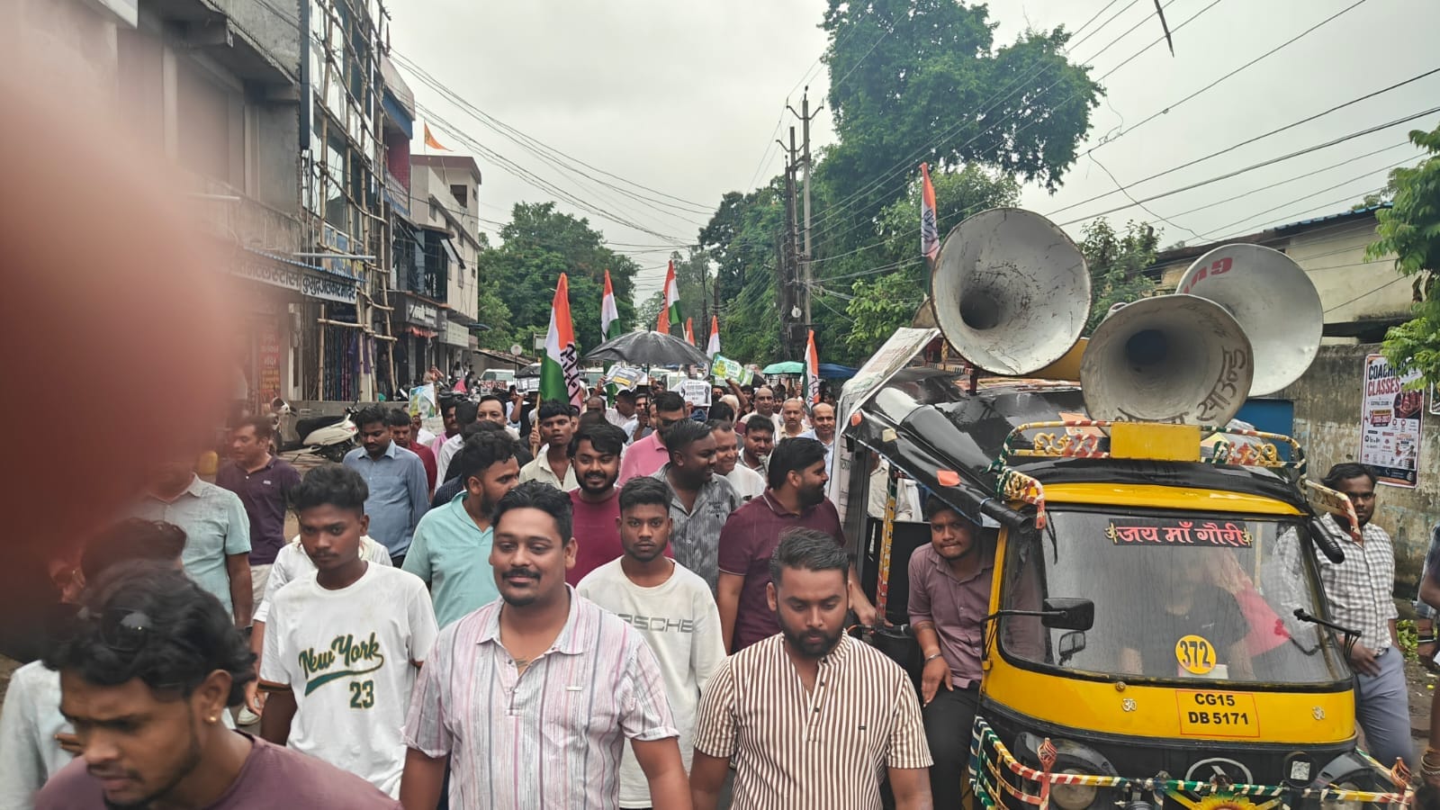 रैली निकाल कांग्रेसियों ने आईजी को सौंपा ज्ञापन।