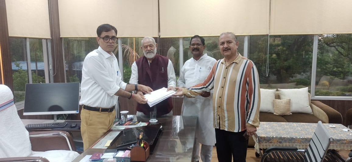 रैली निकाल कांग्रेसियों ने आईजी को सौंपा ज्ञापन।