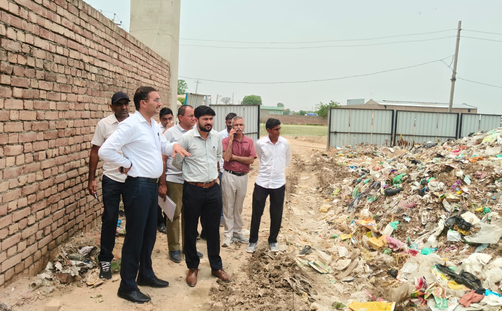 रतिया बरसाती नाले के निर्माण कार्य चेक करते हुए टीम के सदस्य :संवाद रतिया बरसाती नाले के निर्माण कार्य चेक करते हुए टीम के सदस्य :संवाद