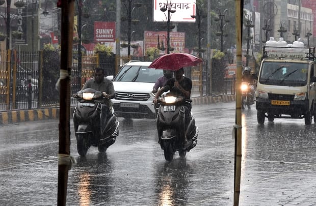 सहारनपुर में हुई बरसात में बाइक पर जाते युवा