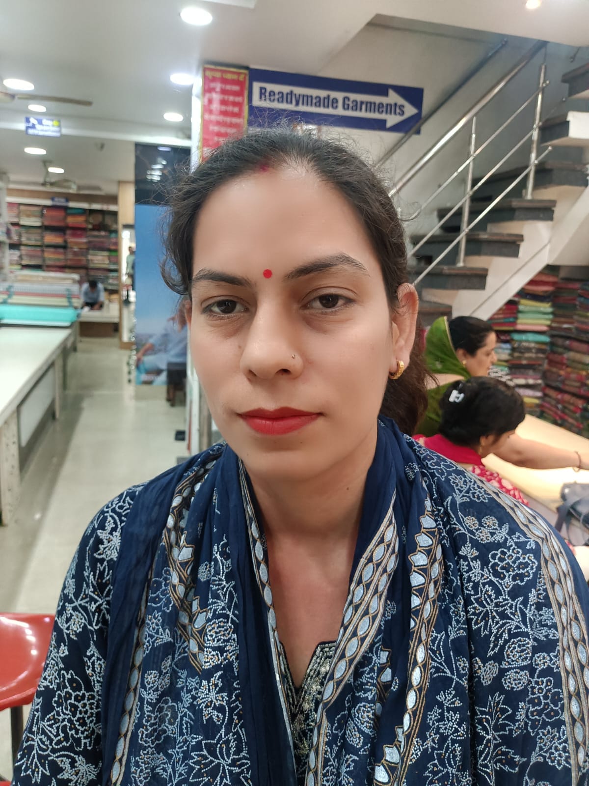 शहर के मुख्य मार्ग स्थित दुकान पर सब्जी खरीदते लोग। संवाद शहर के मुख्य मार्ग स्थित दुकान पर सब्जी खरीदते लोग। संवाद