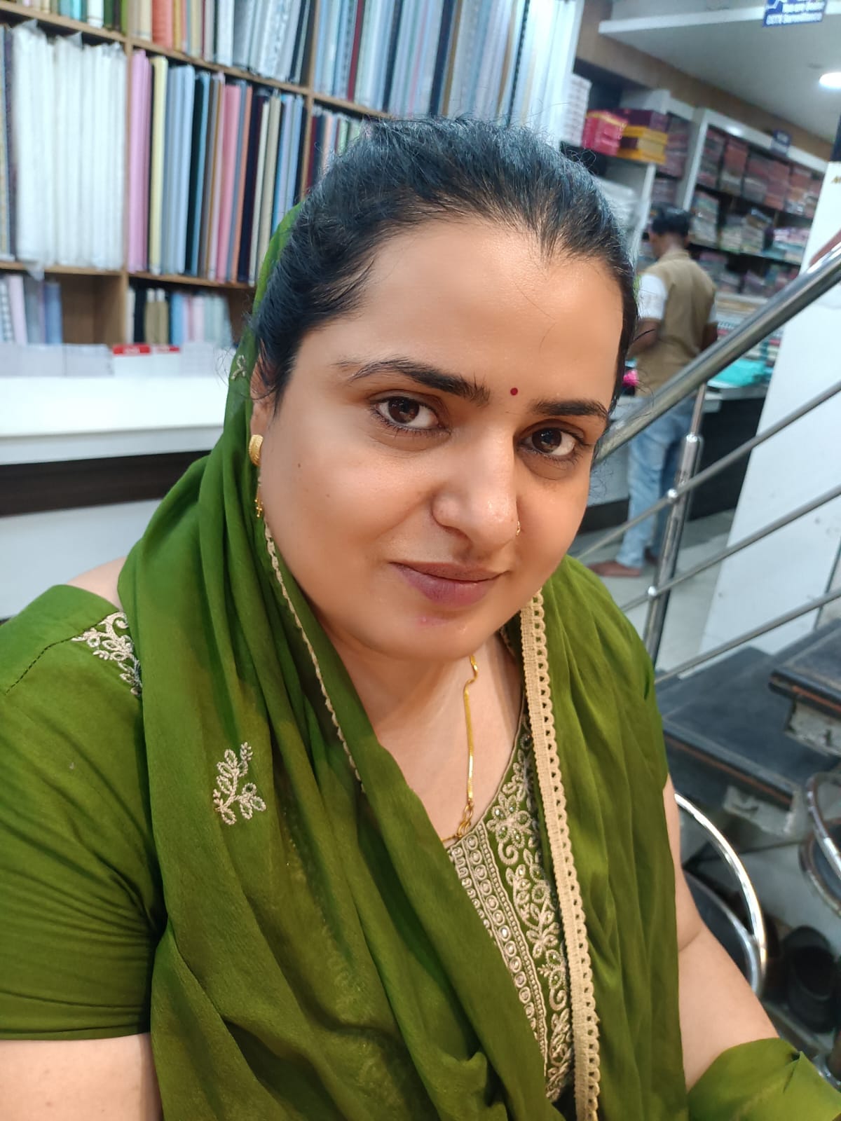 शहर के मुख्य मार्ग स्थित दुकान पर सब्जी खरीदते लोग। संवाद शहर के मुख्य मार्ग स्थित दुकान पर सब्जी खरीदते लोग। संवाद