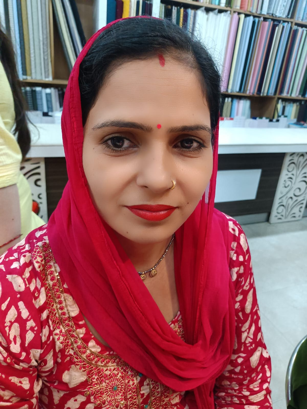 शहर के मुख्य मार्ग स्थित दुकान पर सब्जी खरीदते लोग। संवाद शहर के मुख्य मार्ग स्थित दुकान पर सब्जी खरीदते लोग। संवाद