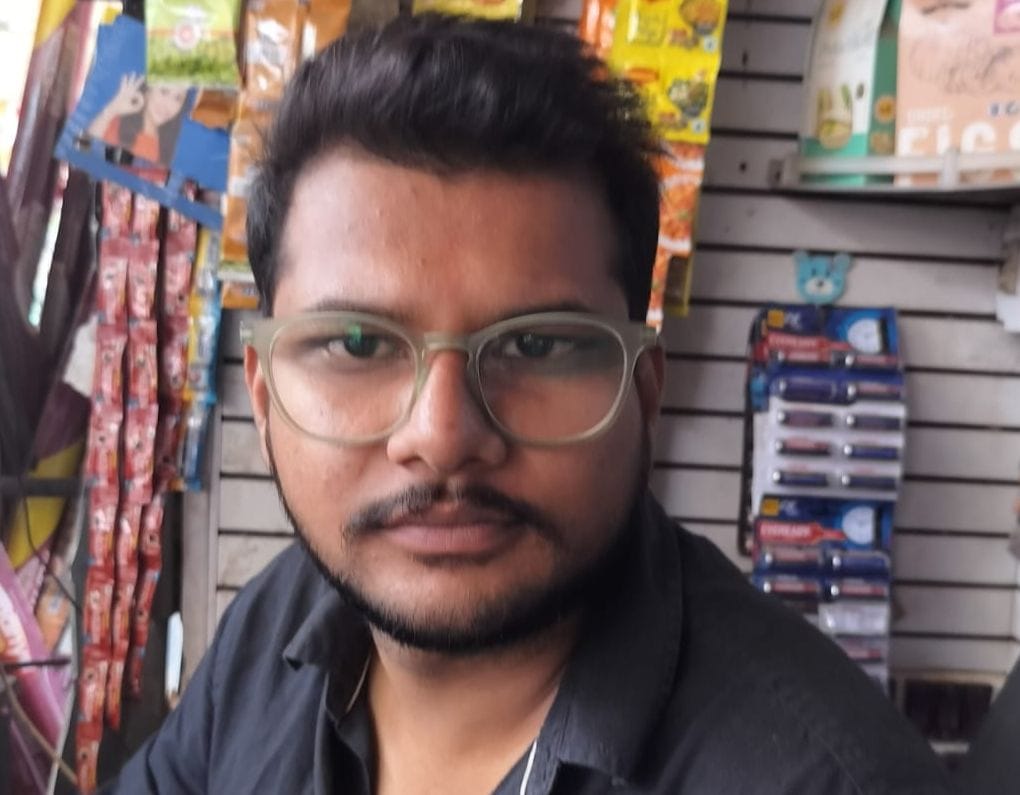 शहर में एक किराना स्टोर की दुकान पर रखा सामान। संवाद शहर में एक किराना स्टोर की दुकान पर रखा सामान। संवाद