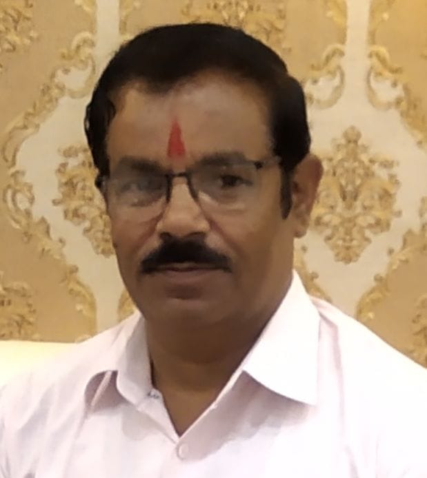 शहर में एक किराना स्टोर की दुकान पर रखा सामान। संवाद शहर में एक किराना स्टोर की दुकान पर रखा सामान। संवाद