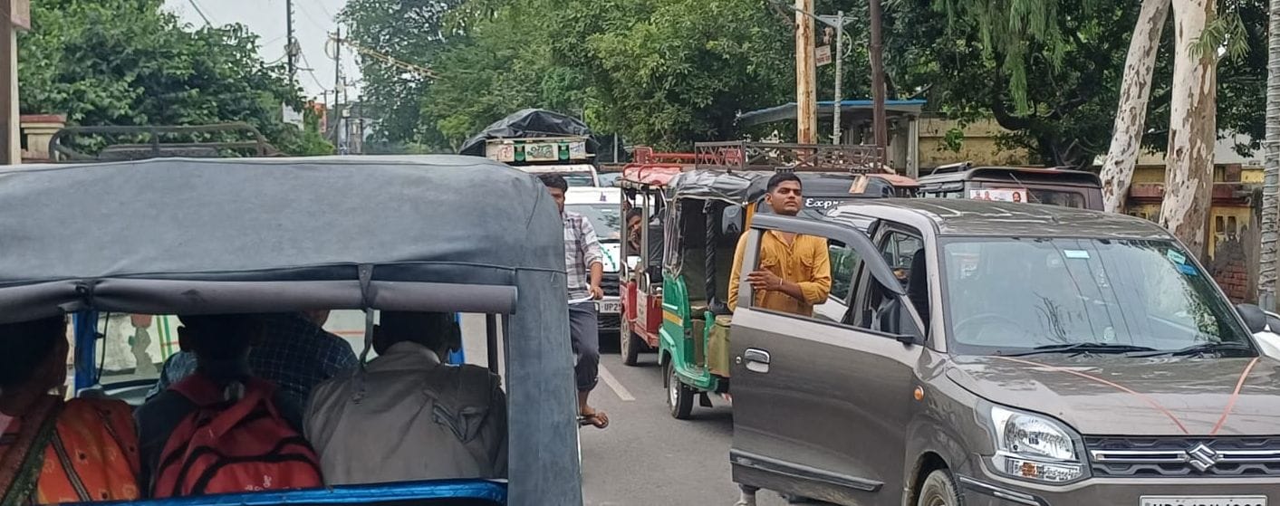 टीईटी परीक्षा से वंचित रही छात्रा नैंसी से मुलाकात करते कांग्रेस के पदाधिकारी। संवाद टीईटी परीक्षा से वंचित रही छात्रा नैंसी से मुलाकात करते कांग्रेस के पदाधिकारी। संवाद