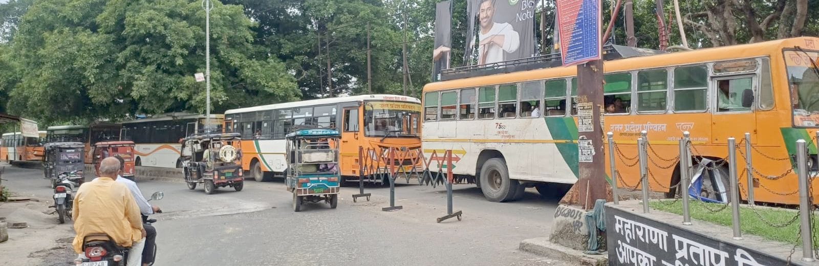 टीईटी परीक्षा से वंचित रही छात्रा नैंसी से मुलाकात करते कांग्रेस के पदाधिकारी। संवाद टीईटी परीक्षा से वंचित रही छात्रा नैंसी से मुलाकात करते कांग्रेस के पदाधिकारी। संवाद