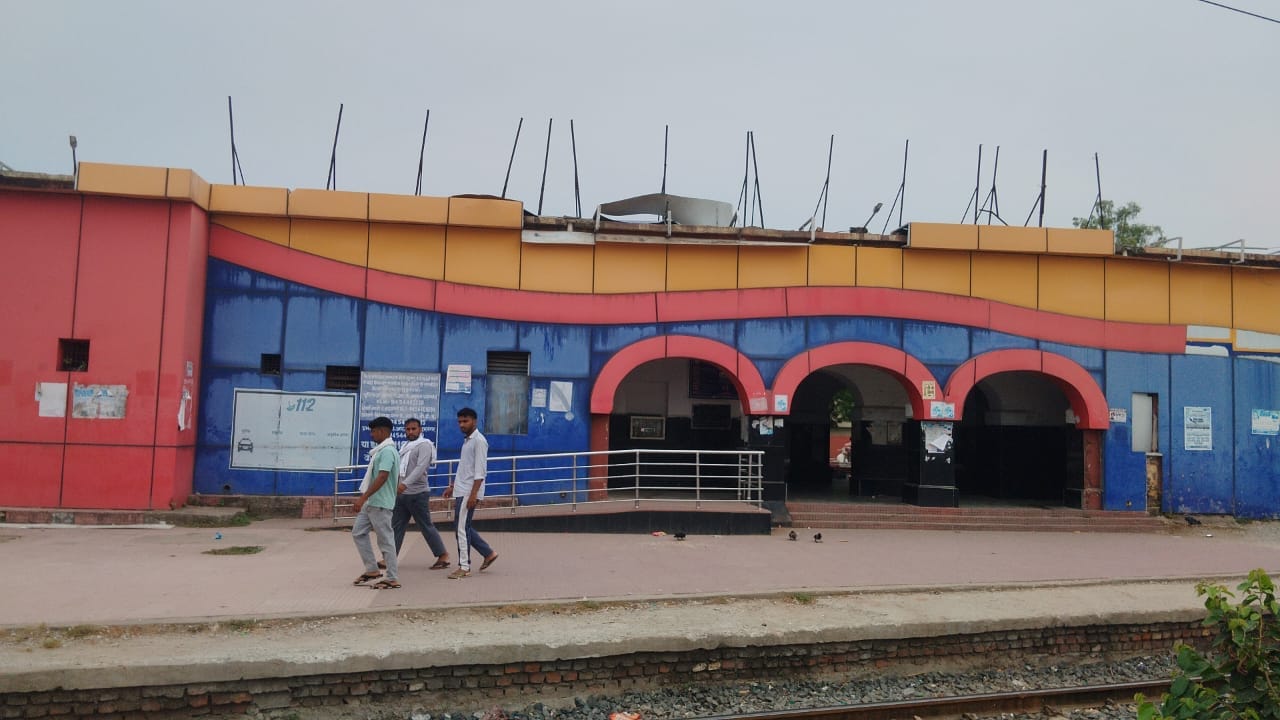 दिलदारनगर रेलवे स्टेशन का अधूरा पड़ा पार्किंग एरिया। संवाद दिलदारनगर रेलवे स्टेशन का अधूरा पड़ा पार्किंग एरिया। संवाद