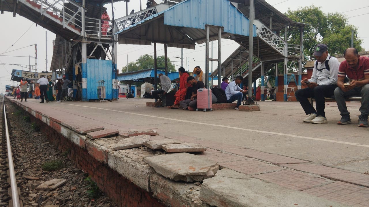दिलदारनगर रेलवे स्टेशन का अधूरा पड़ा पार्किंग एरिया। संवाद दिलदारनगर रेलवे स्टेशन का अधूरा पड़ा पार्किंग एरिया। संवाद