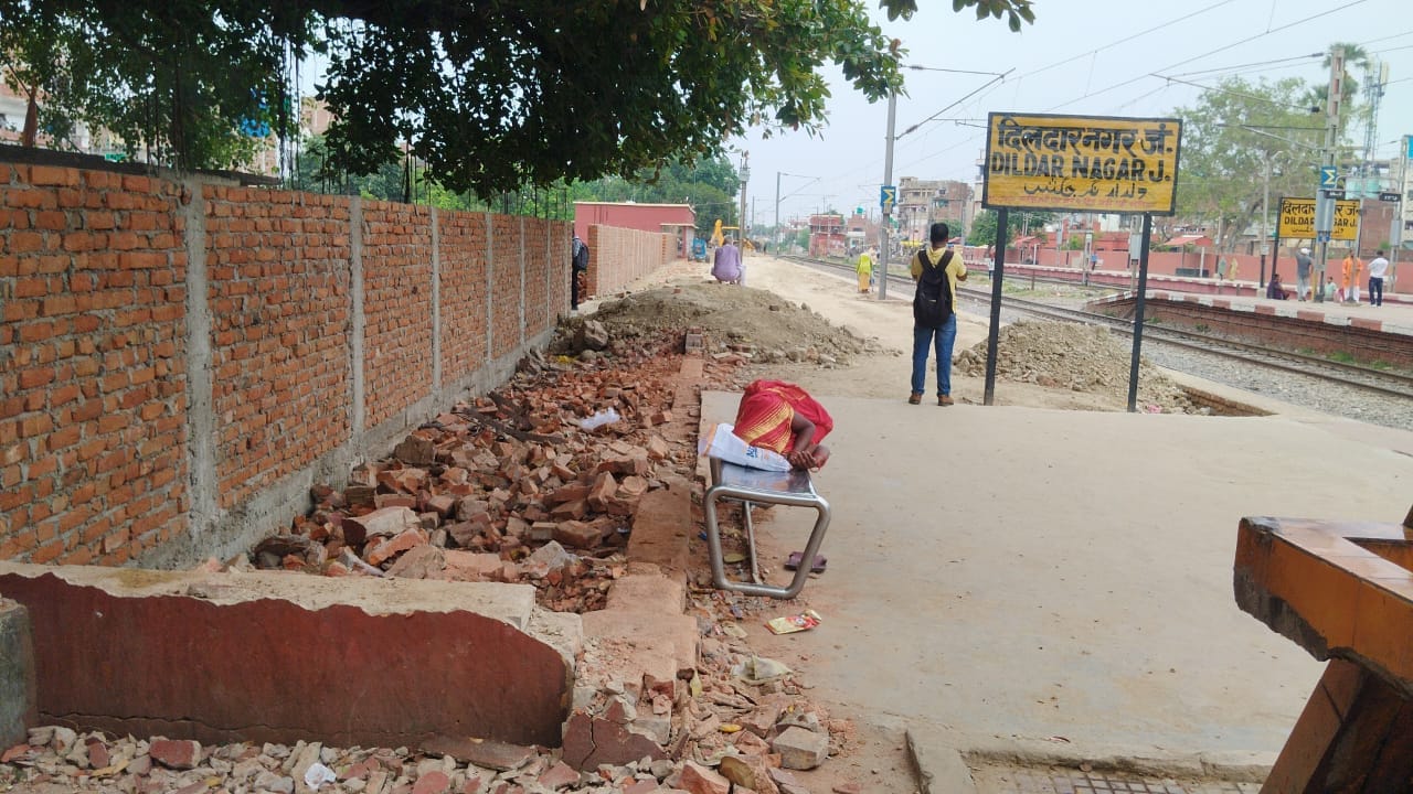 दिलदारनगर रेलवे स्टेशन का अधूरा पड़ा पार्किंग एरिया। संवाद दिलदारनगर रेलवे स्टेशन का अधूरा पड़ा पार्किंग एरिया। संवाद
