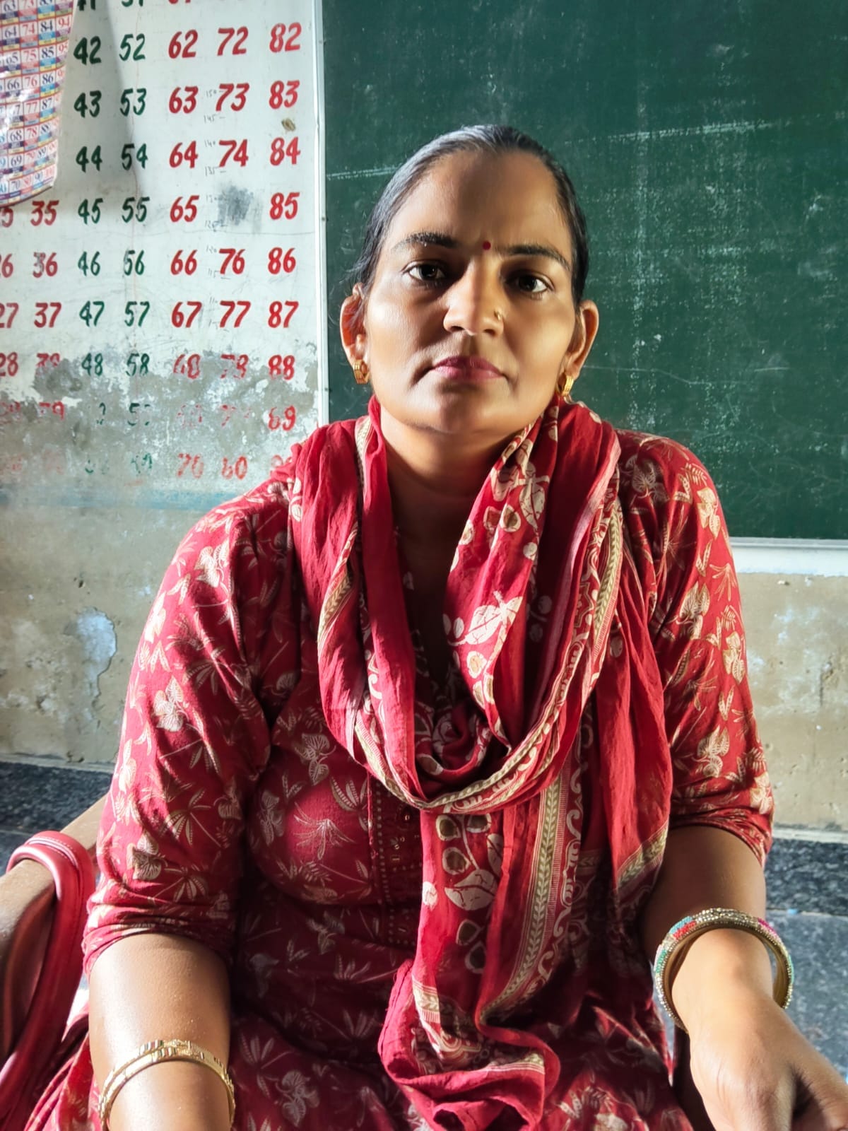 06जेएनडी09 पाठशाला की कक्षा में बैठे बच्चों को पढ़ाते हुए इंचार्ज मोनिका शर्मा। संवाद 06जेएनडी09 पाठशाला की कक्षा में बैठे बच्चों को पढ़ाते हुए इंचार्ज मोनिका शर्मा। संवाद