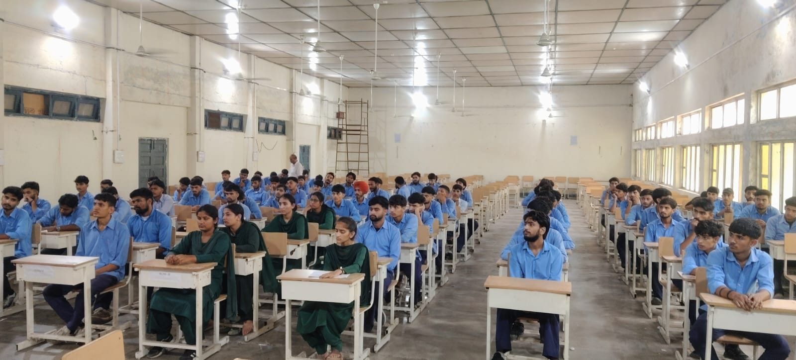 आईटीआई नाहन में रोजगार मेले के दौरान मंच पर मौजूद कंपनी व आईटीआई के कर्मचारी। संवाद