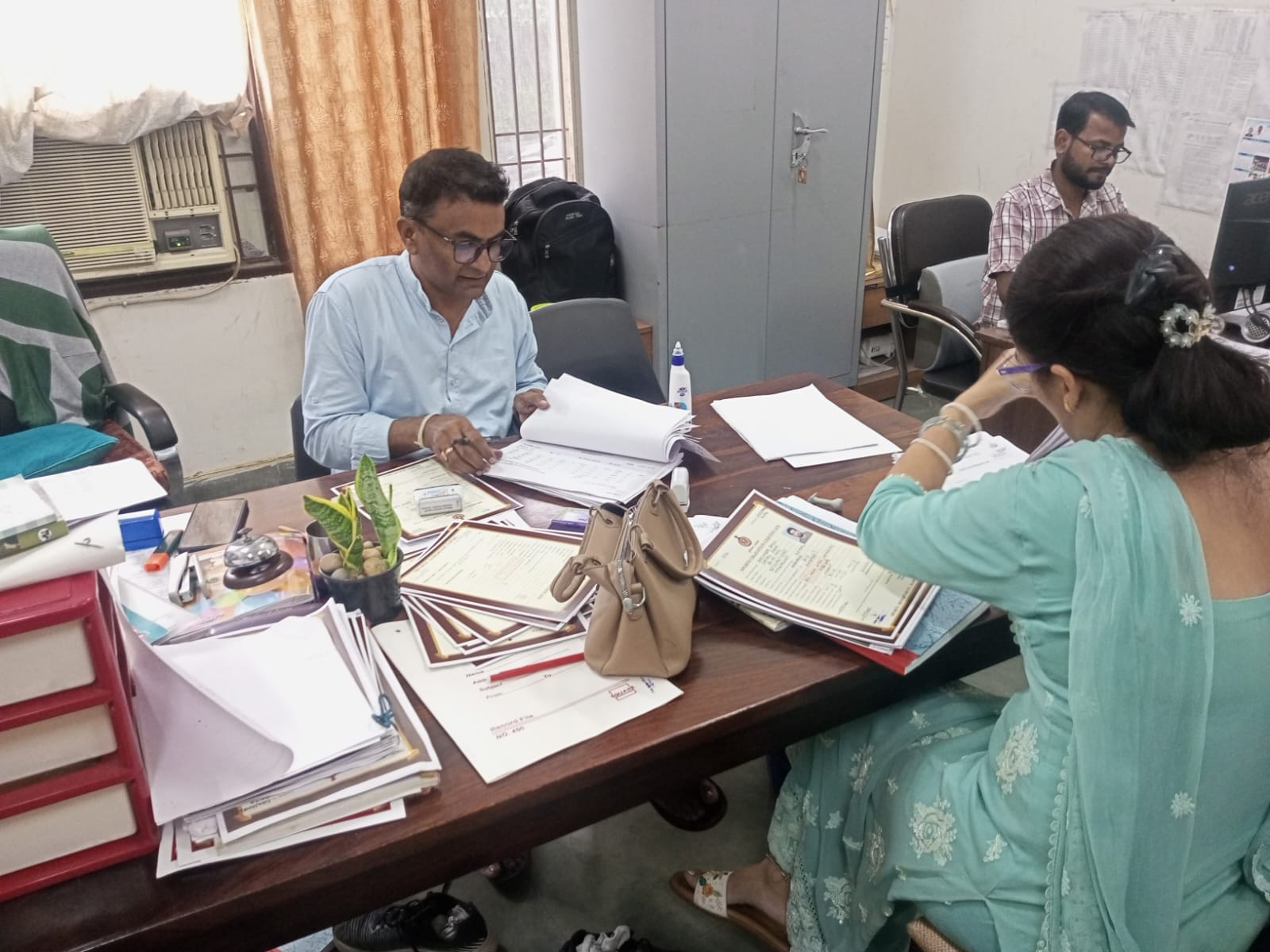 अंबाला के जिला खेल अधिकारी कार्यालय के बाहर ग्रेडेशन बनवाने के लिए खड़े खिलाड़ी: स्वयं अंबाला के जिला खेल अधिकारी कार्यालय के बाहर ग्रेडेशन बनवाने के लिए खड़े खिलाड़ी: स्वयं
