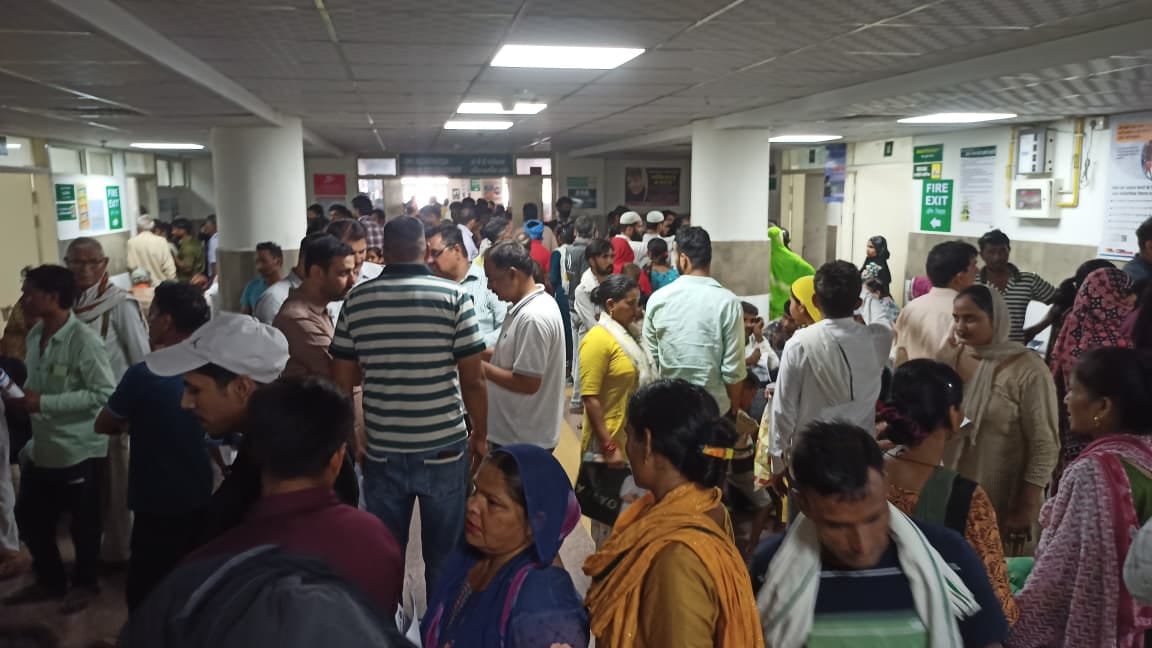 अस्पताल में डॉक्टरोंं के केबिन के बाहर एक दूसरे से सट कर बैठे लोग। संवाद अस्पताल में डॉक्टरोंं के केबिन के बाहर एक दूसरे से सट कर बैठे लोग। संवाद