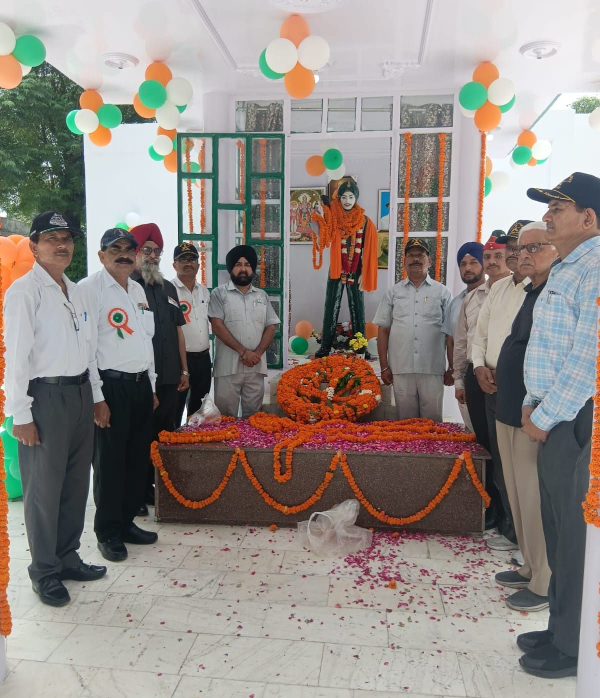 बाबैन।  शहीद संजीव कुमार को श्रद्वांजलि अर्पित करते पूर्व सैनिक, परिवारजन व अन्य लोग। स्वयं