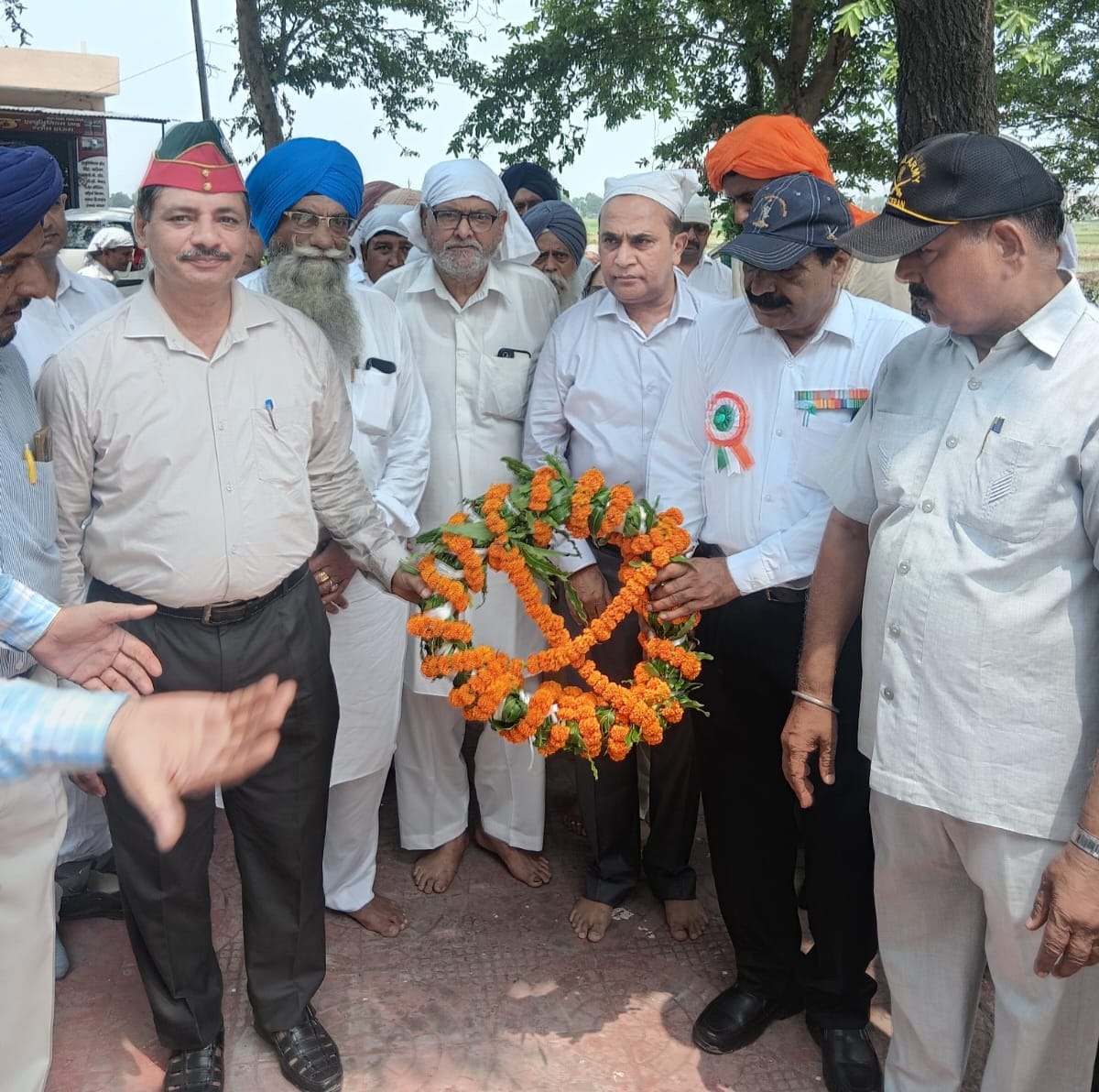 बाबैन।  शहीद संजीव कुमार को श्रद्वांजलि अर्पित करते पूर्व सैनिक, परिवारजन व अन्य लोग। स्वयं