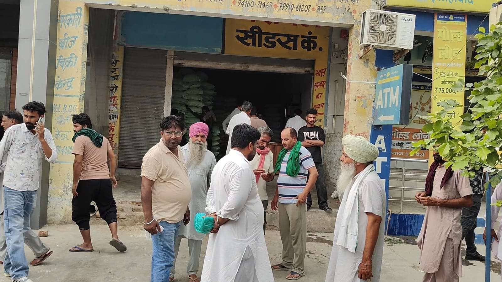 भारतीय किसान यूनियन के नेता मौके पर पहुंचकर खरीद केंद्र के कर्मचारियों को चेतावनी देते हुए :संव