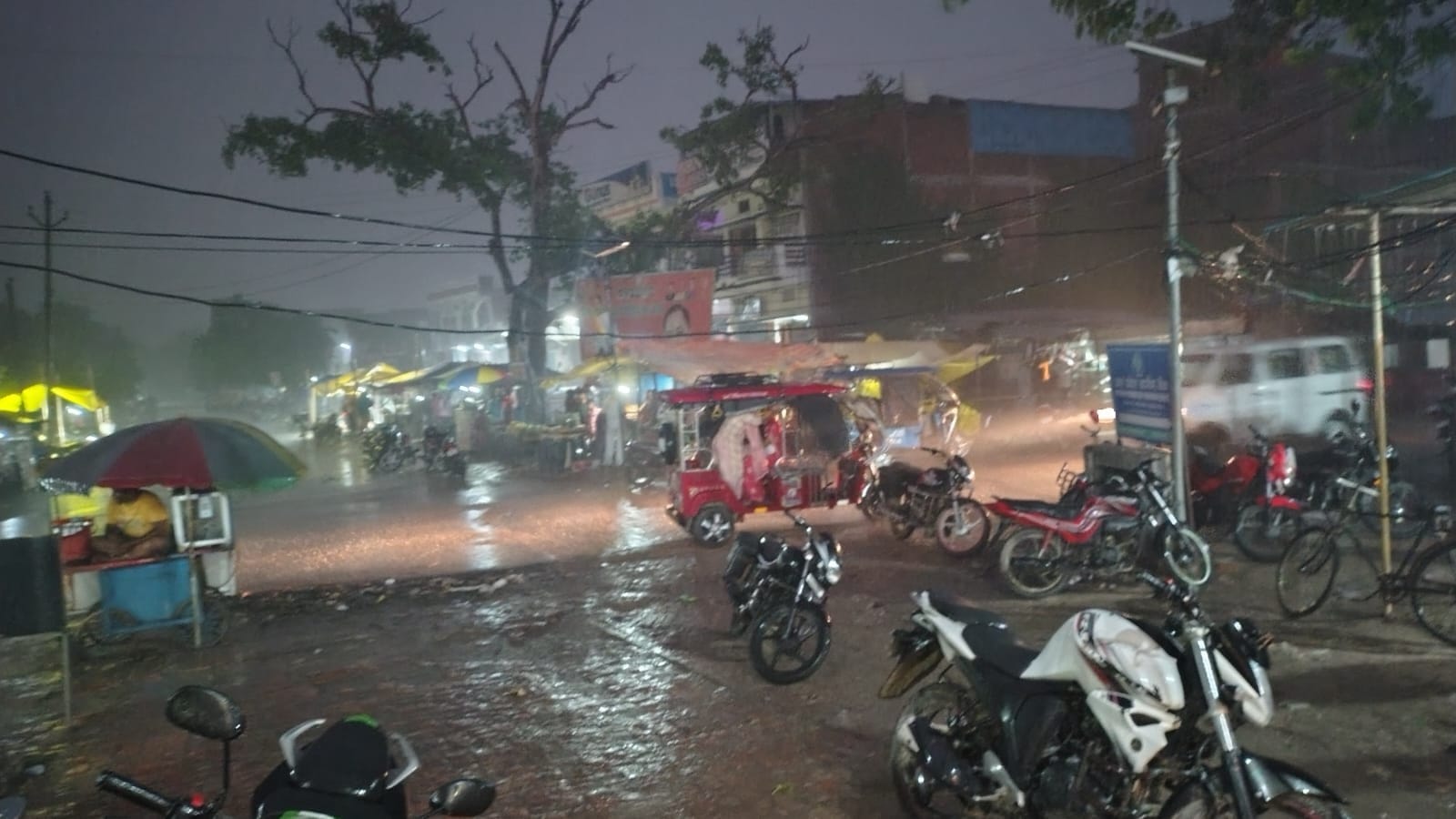 बांसडीहरोड क्षेत्र में अचानक शुरु हुई बारिश तथा सुनी पड़ी सड़क।संवाद बांसडीहरोड क्षेत्र में अचानक शुरु हुई बारिश तथा सुनी पड़ी सड़क।संवाद