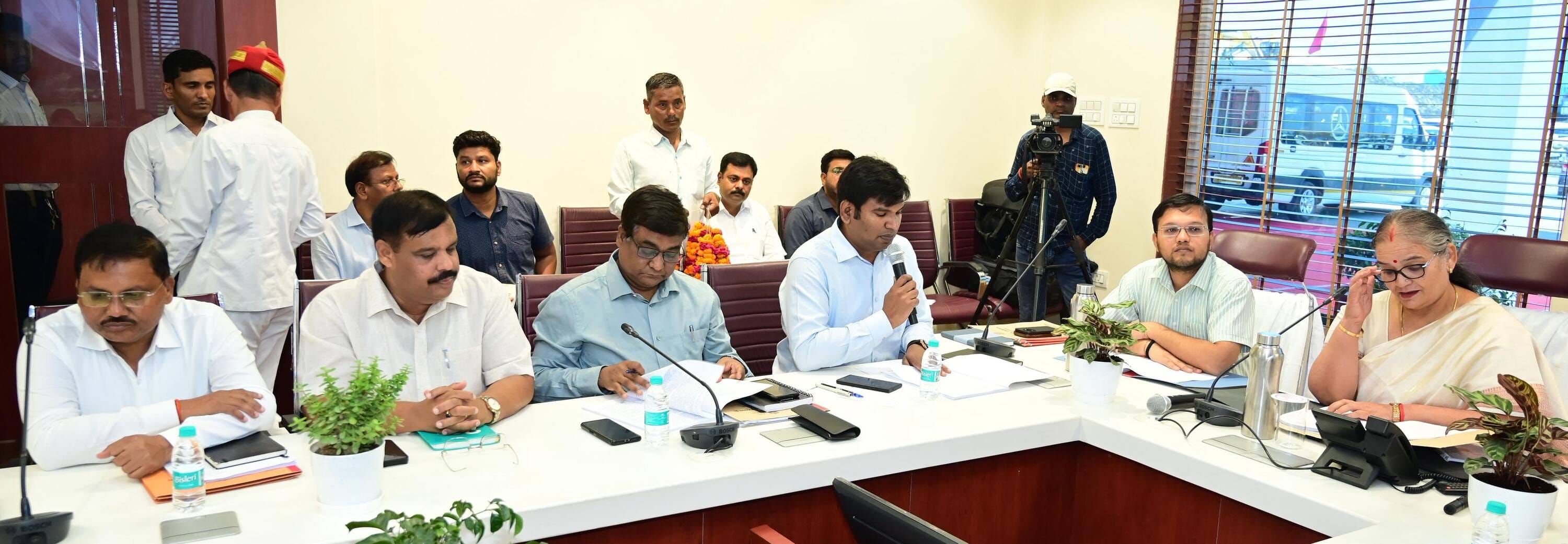 बैठक में मौजूद महापौर और पार्षद। बैठक में मौजूद महापौर और पार्षद।