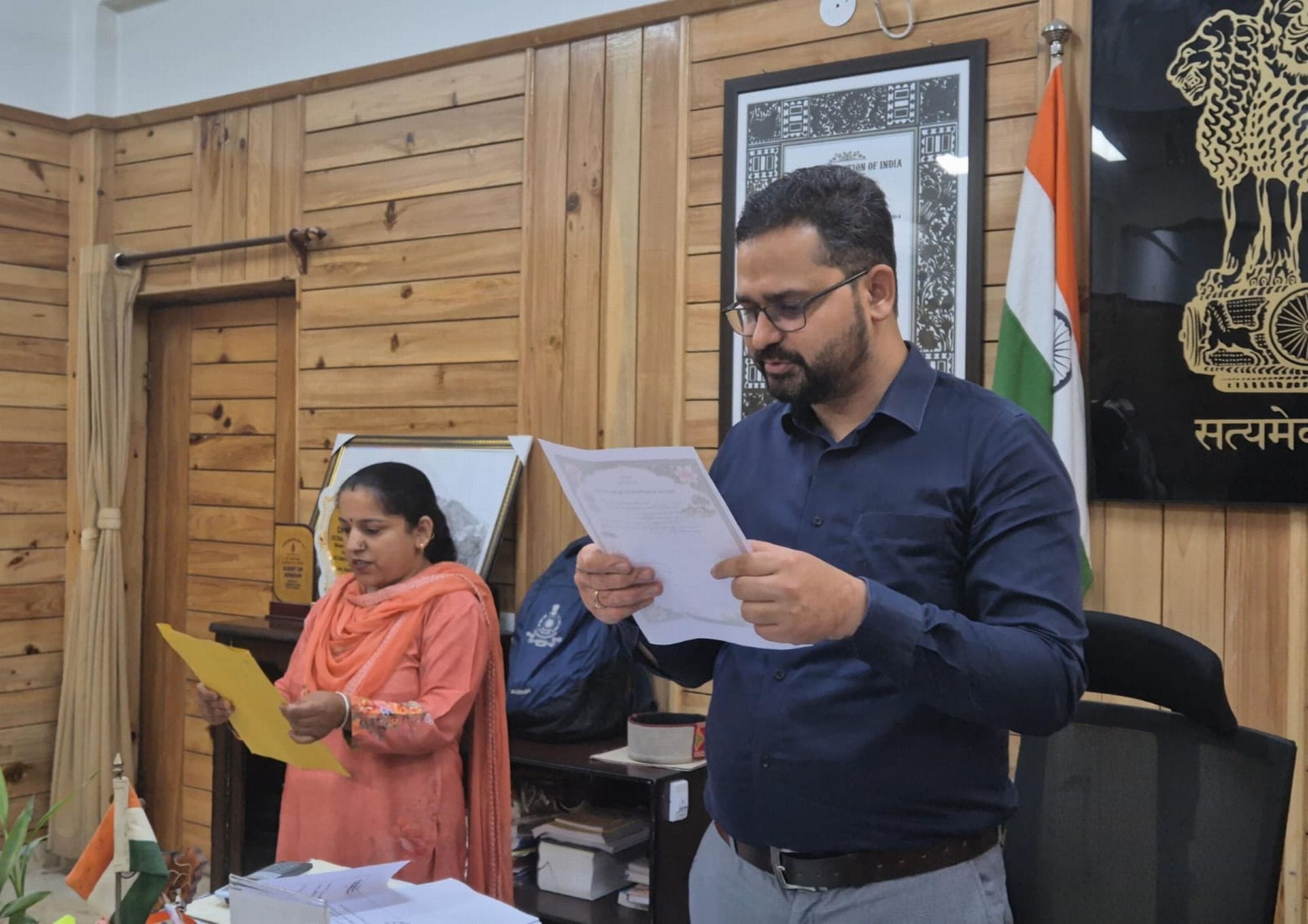 चंबा में मैहला पंचायत समिति उपा अध्यक्ष को शपथ ग्रहण करवाते एसडीएम।संवाद
