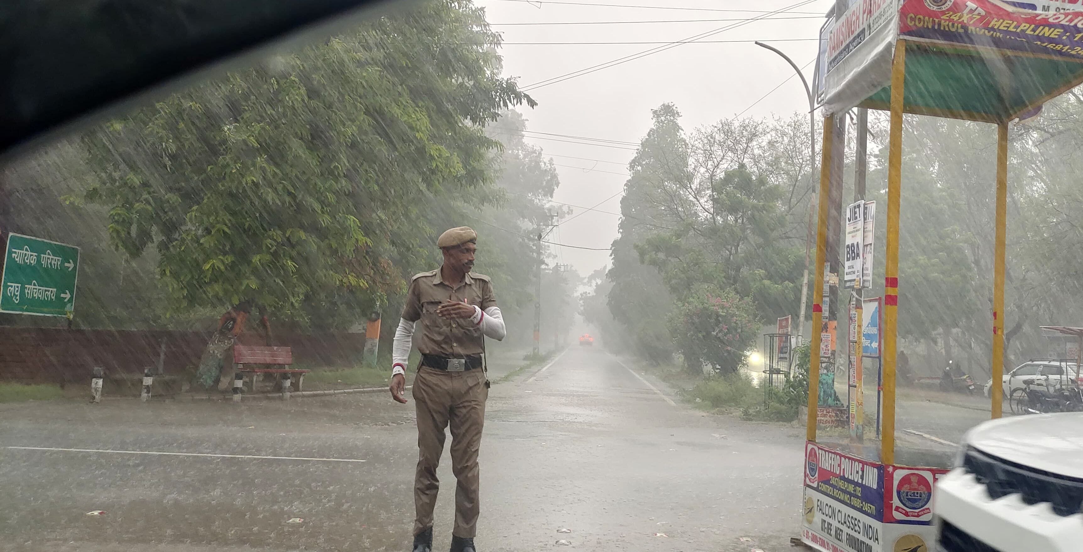 फोटो 06जेएनडी22-बारिश के कारण लबालब हुई सड़क से गुजरते वाहन। स्रोत शहरवासी