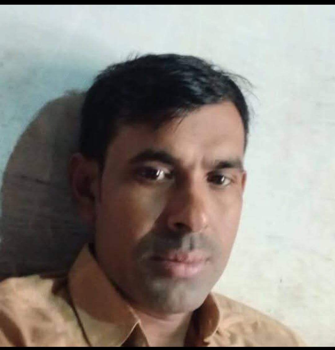 फोटो 30 बलरामपुर के सुंदरघाट के पास दुर्घटना में क्षतिग्रस्त हुई बाइक। स्रोत। ग्रामीण