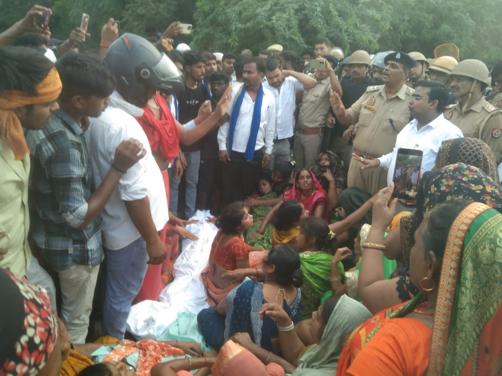 फोटो 35 मौके पर मौजूद बसपा कार्यकर्ताओं से बात करते पुलिस अधिकारी। संवाद