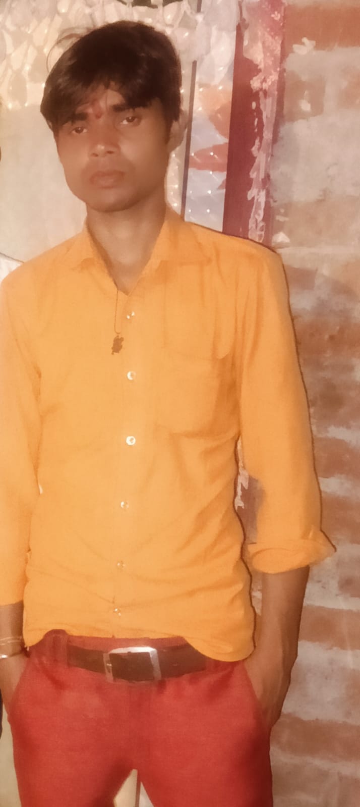 फोटो 35 मौके पर मौजूद बसपा कार्यकर्ताओं से बात करते पुलिस अधिकारी। संवाद