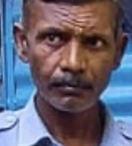 फोटो कैप्शन: मांडा के कनेवरा गांव में मजदूर की मौत की सूचना पर मौजूद पुलिस व ग्रामीण। फोटो कैप् फोटो कैप्शन: मांडा के कनेवरा गांव में मजदूर की मौत की सूचना पर मौजूद पुलिस व ग्रामीण। फोटो कैप्