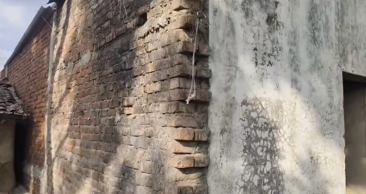 फोटो कैप्शन: मांडा के कनेवरा गांव में मजदूर की मौत की सूचना पर मौजूद पुलिस व ग्रामीण। फोटो कैप् फोटो कैप्शन: मांडा के कनेवरा गांव में मजदूर की मौत की सूचना पर मौजूद पुलिस व ग्रामीण। फोटो कैप्