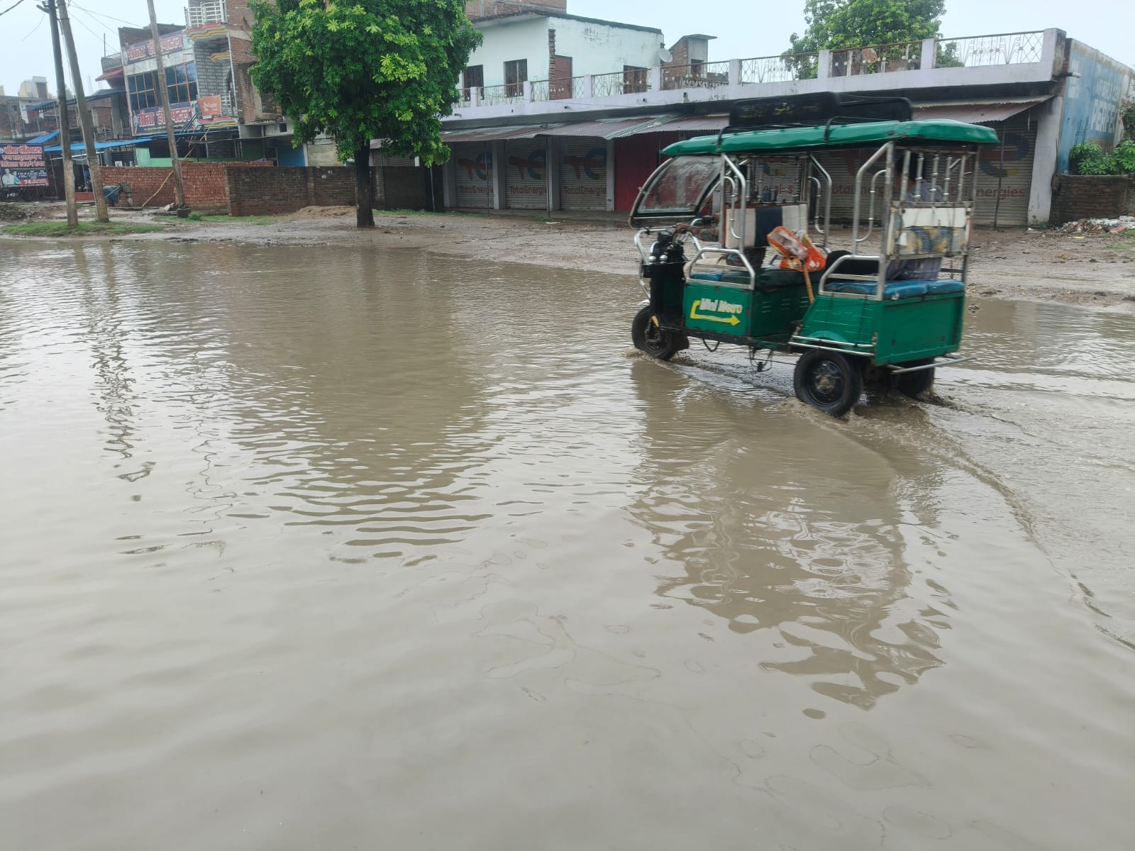 फोटो न-08 सीकेटीपी 17 जिला अस्पताल परिसर में भरे पानी के बीच निकलते लोग । संवाद फोटो न-08 सीकेटीपी 17 जिला अस्पताल परिसर में भरे पानी के बीच निकलते लोग । संवाद