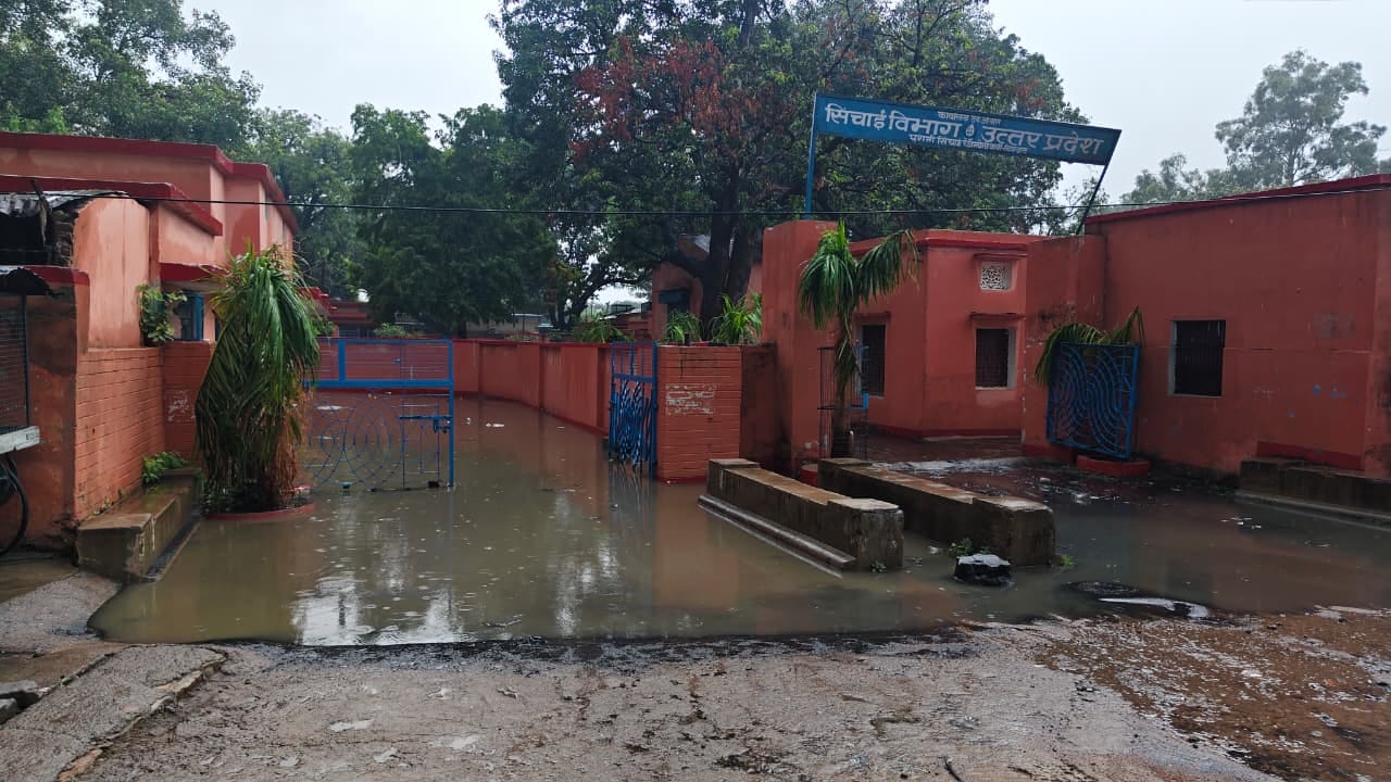 फोटो न-08 सीकेटीपी 17 जिला अस्पताल परिसर में भरे पानी के बीच निकलते लोग । संवाद फोटो न-08 सीकेटीपी 17 जिला अस्पताल परिसर में भरे पानी के बीच निकलते लोग । संवाद