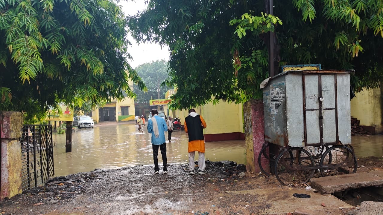 फोटो न-08 सीकेटीपी 17 जिला अस्पताल परिसर में भरे पानी के बीच निकलते लोग । संवाद फोटो न-08 सीकेटीपी 17 जिला अस्पताल परिसर में भरे पानी के बीच निकलते लोग । संवाद