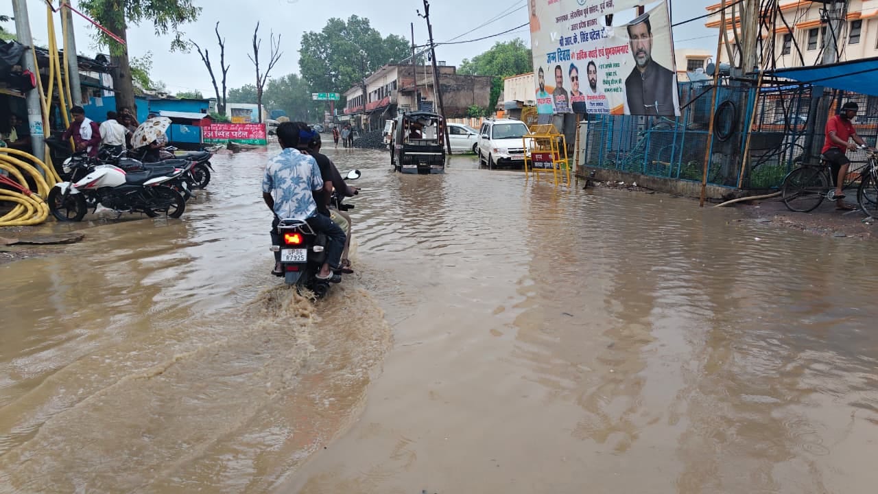 फोटो न-08 सीकेटीपी 17 जिला अस्पताल परिसर में भरे पानी के बीच निकलते लोग । संवाद फोटो न-08 सीकेटीपी 17 जिला अस्पताल परिसर में भरे पानी के बीच निकलते लोग । संवाद