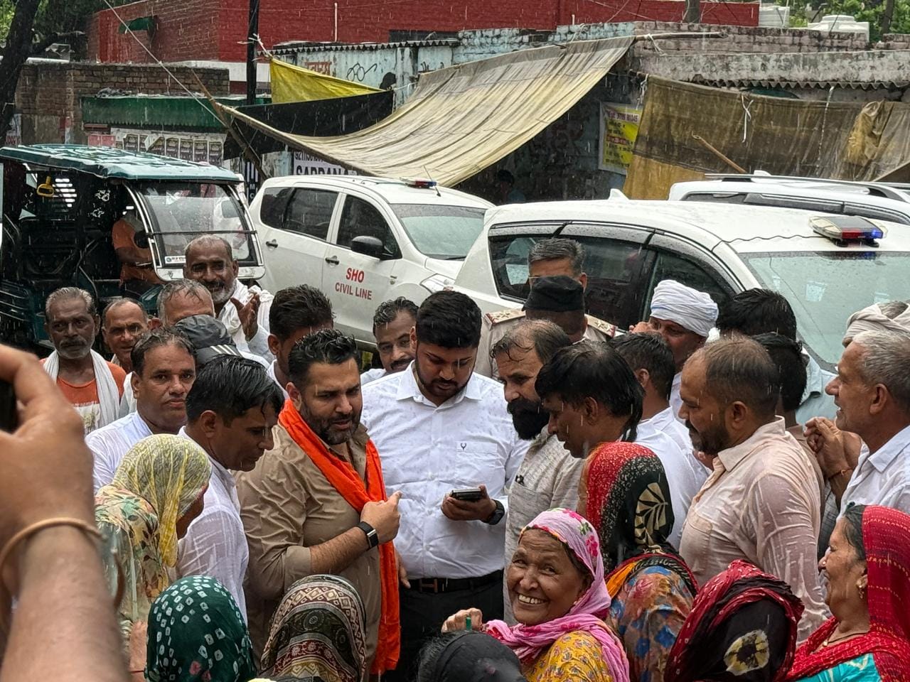 फोटाे : सोनीपत के नगर निगम के बाहर ताला जड़कर धरने पर बैठे शहरवासी व पार्षद। स्रोत: पार्षद फोटाे : सोनीपत के नगर निगम के बाहर ताला जड़कर धरने पर बैठे शहरवासी व पार्षद। स्रोत: पार्षद