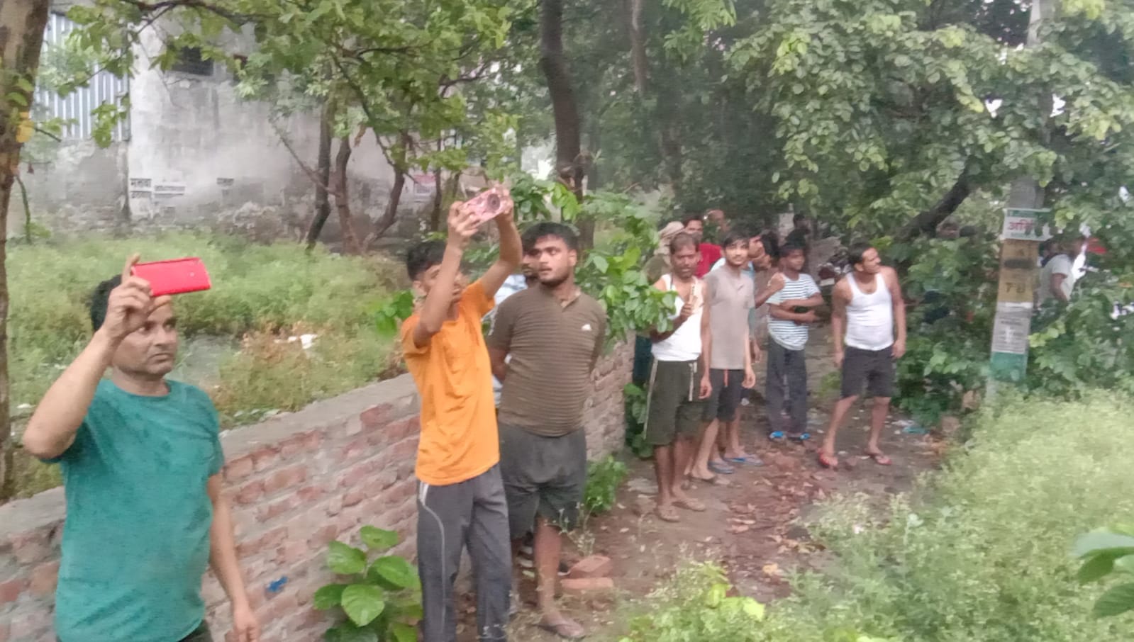 फोटो : सोनीपत के राई औद्याेगिक क्षेत्र स्थित फैक्टरी में लगी आग के दौरान उठती लपटें व धुआं। स फोटो : सोनीपत के राई औद्याेगिक क्षेत्र स्थित फैक्टरी में लगी आग के दौरान उठती लपटें व धुआं। स