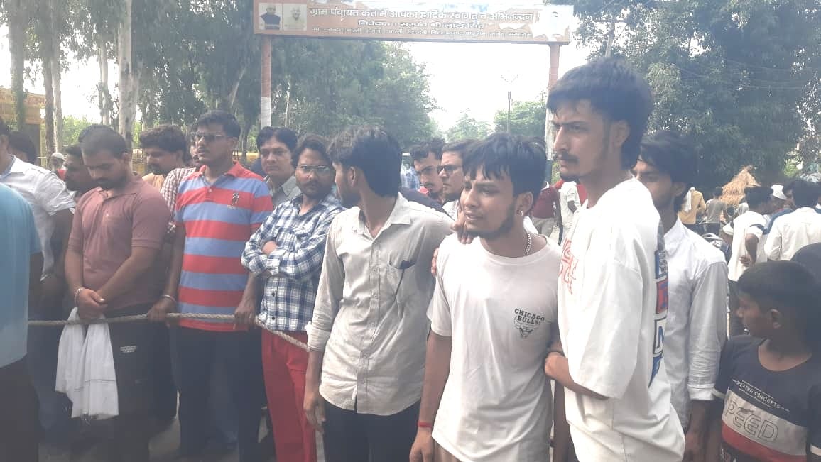 हाथ जोड़कर आरोपियों की गिरफ्तारी की मांग करते मृतक गुरमेल सिंह के परिजन। संवाद