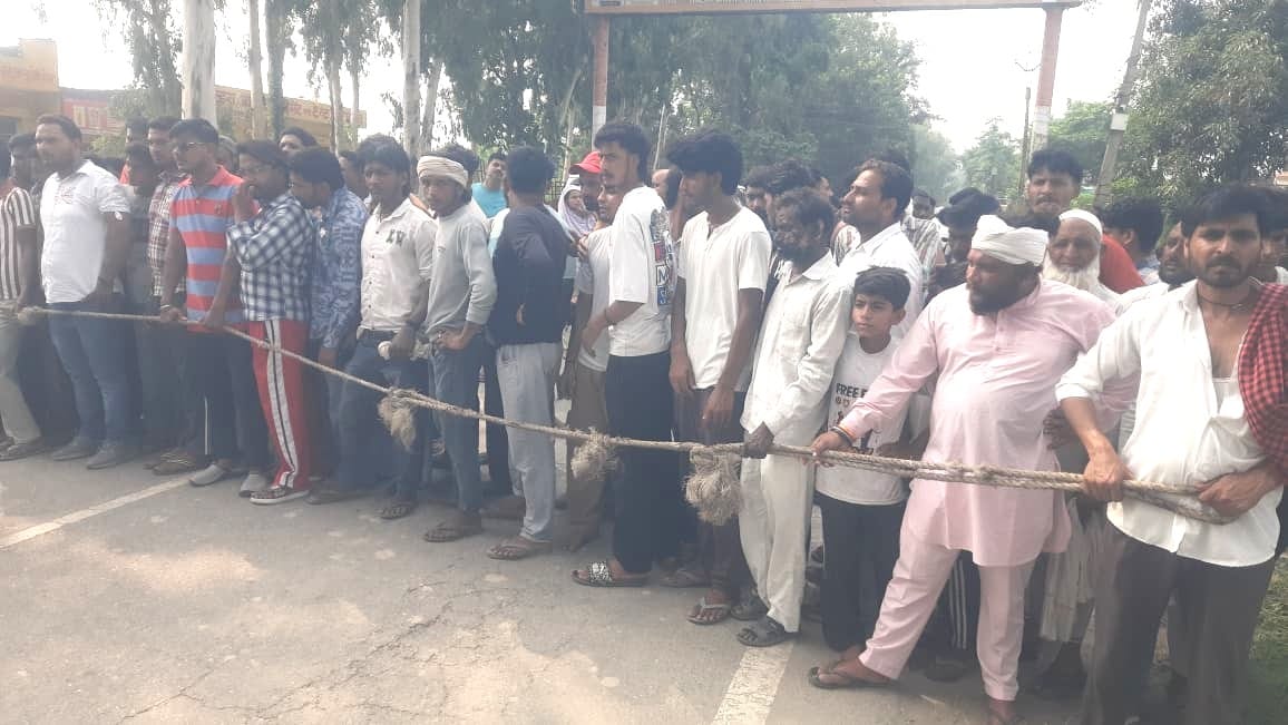 हाथ जोड़कर आरोपियों की गिरफ्तारी की मांग करते मृतक गुरमेल सिंह के परिजन। संवाद