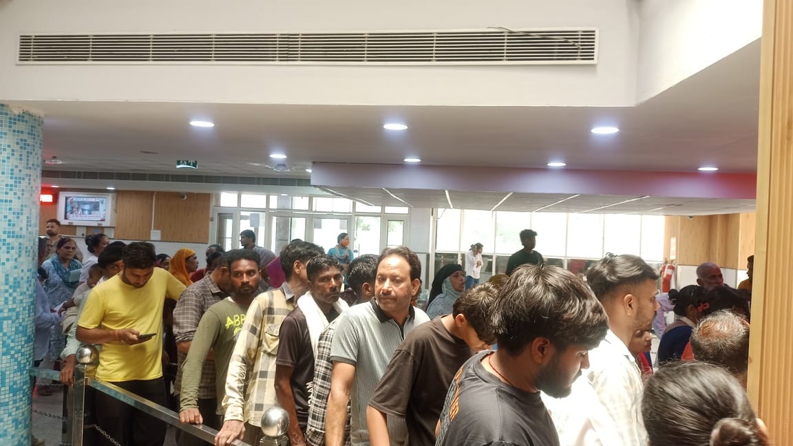 जिला नागरिक अस्पताल में चिकित्सक के बाहर दवा लेने के लिए खड़े मरीज। संवाद