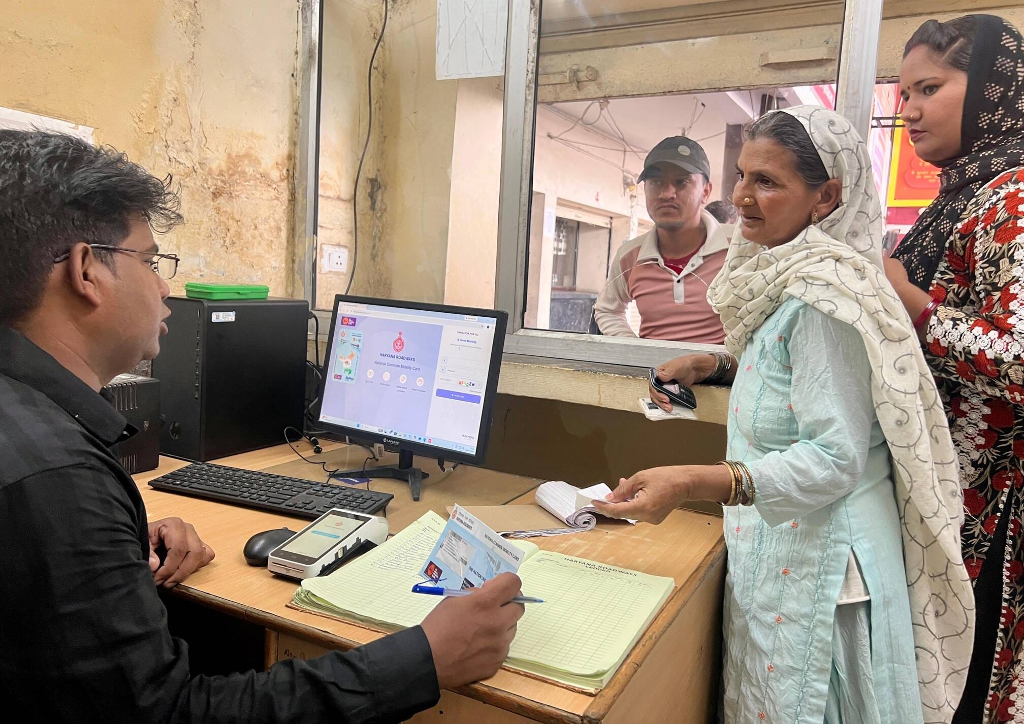 कुरुक्षेत्र। नया बस अड्डा स्थित कार्यालय में हैप्पी कार्ड एक्टीवेट कराने के संबंध में बातचीत क कुरुक्षेत्र। नया बस अड्डा स्थित कार्यालय में हैप्पी कार्ड एक्टीवेट कराने के संबंध में बातचीत क
