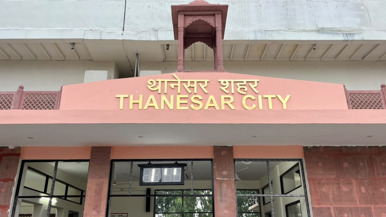 कुरुक्षेत्र। स्टेशन पर धूप व बारिश से बचने के लिए इस तरह की नाई गई झोपड़ी। संवाद कुरुक्षेत्र। स्टेशन पर धूप व बारिश से बचने के लिए इस तरह की नाई गई झोपड़ी। संवाद