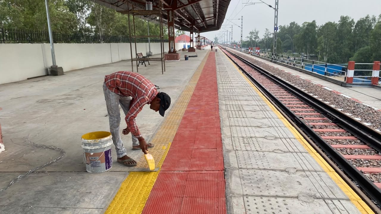 कुरुक्षेत्र। स्टेशन पर धूप व बारिश से बचने के लिए इस तरह की नाई गई झोपड़ी। संवाद कुरुक्षेत्र। स्टेशन पर धूप व बारिश से बचने के लिए इस तरह की नाई गई झोपड़ी। संवाद